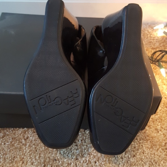 KENNETH COLE REACTION peep toe sling back wedge. - Picture 2 of 3